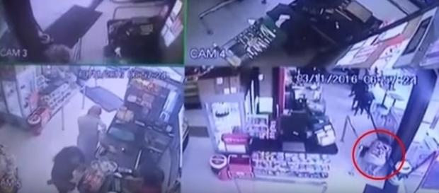 Momento que a mulher é alvejada durante tiroteio. Momento que a mulher é alvejada durante tiroteio.
