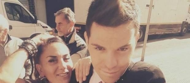 Niccolò Centioni con la mamma Patrizia sul set della nuova serie tv "Saluti e baci da mamma e papà". Niccolò Centioni con la mamma Patrizia sul set della nuova serie tv "Saluti e baci da mamma e papà".