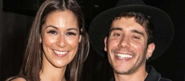 O jovem casal tem um relacionamento amoroso há um ano. O jovem casal tem um relacionamento amoroso há um ano.