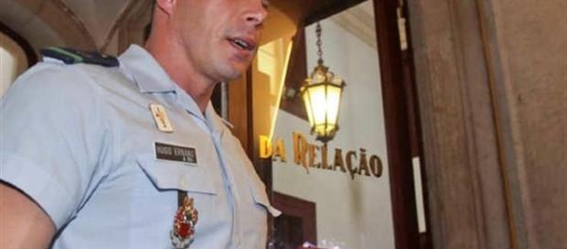 O militar da GNR Hugo Ernano entregou hoje 55.000 euros , a quantia que estava condenado a pagar O militar da GNR Hugo Ernano entregou hoje 55.000 euros , a quantia que estava condenado a pagar