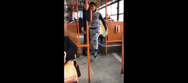 Tânărul de etnie rromă a bruscat un batran Tânărul de etnie rromă a bruscat un batran