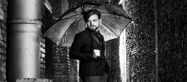 Valerio Scanu in posa per Blasting News. Valerio Scanu in posa per Blasting News.