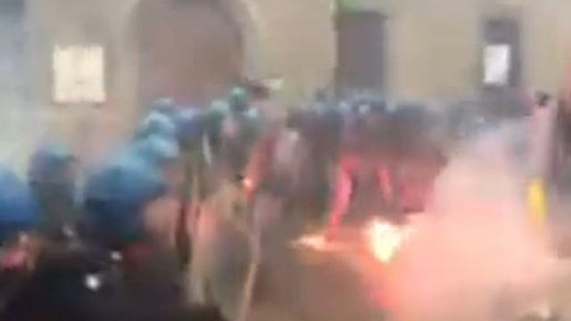 Tafferugli a Firenze tra Comitati per il No e la polizia.