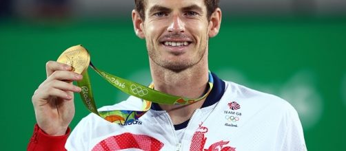 Andy Murray, campione olimpico in carica, mostra la medaglia d'oro.