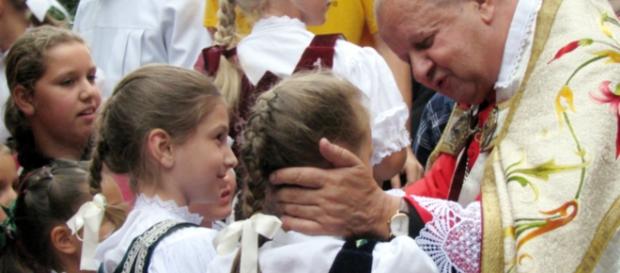 Abp Dziwisz kocha chrześcijańską miłością zdrowe dziewczynki Abp Dziwisz kocha chrześcijańską miłością zdrowe dziewczynki