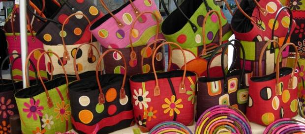 Art malgache : sacs en raphia, pochettes, etc. Art malgache : sacs en raphia, pochettes, etc.