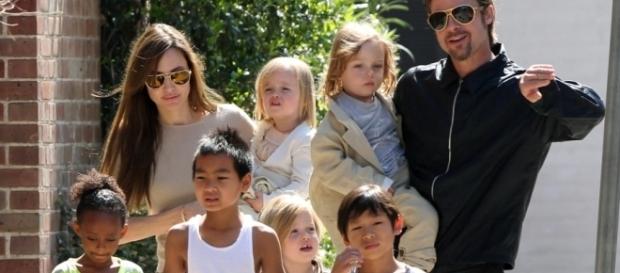 Angelina Jolie e Brad Pitt em passeio com os filhos em Nova Orleans, em 2011 Angelina Jolie e Brad Pitt em passeio com os filhos em Nova Orleans, em 2011