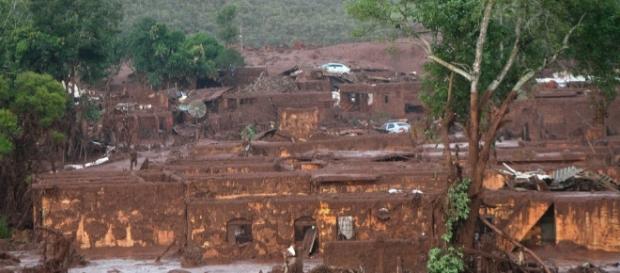 Cidade invadida pela onda de lama Cidade invadida pela onda de lama
