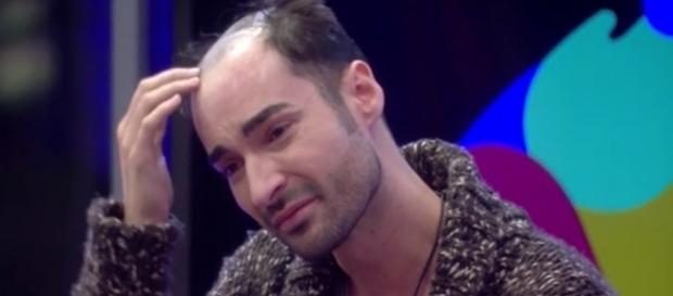 Miguel descubre su calvicie a todos los concursantes de Gran Hermano Miguel descubre su calvicie a todos los concursantes de Gran Hermano