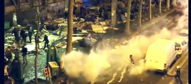 O adevărată bătălie între imigranți s-a declanșat lângă stația de metrou Stalingrad din Paris - Captură YouTube O adevărată bătălie între imigranți s-a declanșat lângă stația de metrou Stalingrad din Paris - Captură YouTube