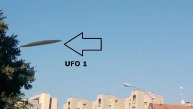 Dettaglio ingrandito di uno dei due presunti UFO.