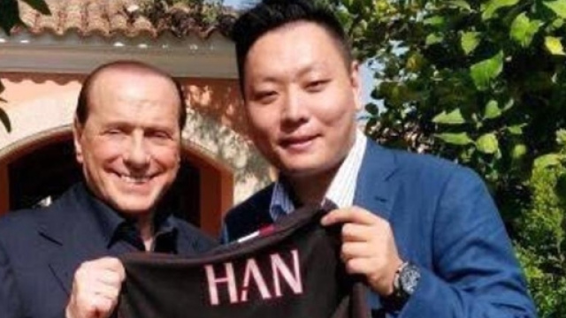 Silvio Berlusconi e un rappresentante della cordata cinese