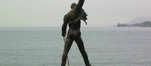 La statua di bronzo raffigurante Freddie Mercury a Montreux, Svizzera.