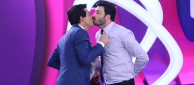 Beijo de Celso Portiolli e Danilo Gentili agita as redes sociais Beijo de Celso Portiolli e Danilo Gentili agita as redes sociais