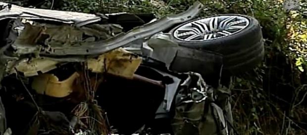 Carro ficou completamente destruído com peças espalhadas ao longo de várias peças Carro ficou completamente destruído com peças espalhadas ao longo de várias peças