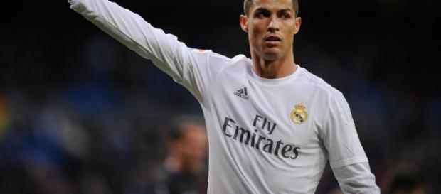 Cristiano Ronaldo renova com o Real Madrid por mais 5 anos. Cristiano Ronaldo renova com o Real Madrid por mais 5 anos.