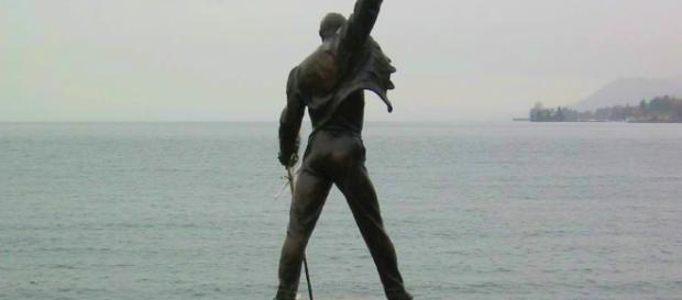La statua di bronzo raffigurante Freddie Mercury a Montreux, Svizzera. La statua di bronzo raffigurante Freddie Mercury a Montreux, Svizzera.