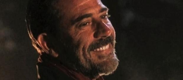 Negan in una scena di The Walking Dead 7 Negan in una scena di The Walking Dead 7