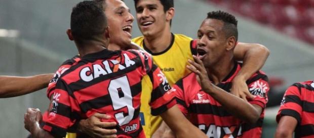Atlético-GO está muito próximo de conquistar o acesso para a Série A em 2017 Atlético-GO está muito próximo de conquistar o acesso para a Série A em 2017
