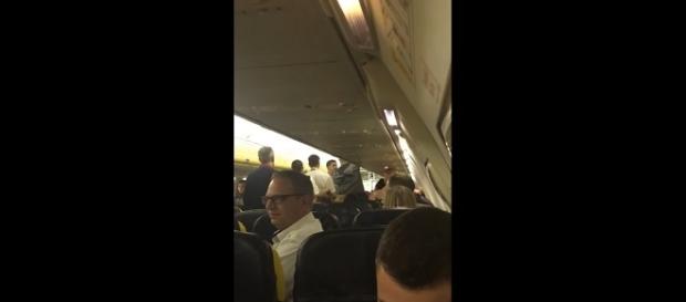 Rissa a bordo di un volo RyanAir da Bruxelles a Malta: il pilota decide di atterrare a Pisa. Rissa a bordo di un volo RyanAir da Bruxelles a Malta: il pilota decide di atterrare a Pisa.