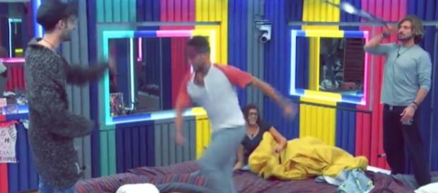 Saltando a la comba con la ropa interior de Meri, sin que ésta sepa nada Saltando a la comba con la ropa interior de Meri, sin que ésta sepa nada