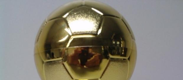 Troféu Bola de Ouro, concedido ao melhor jogador de futebol do mundo. Troféu Bola de Ouro, concedido ao melhor jogador de futebol do mundo.