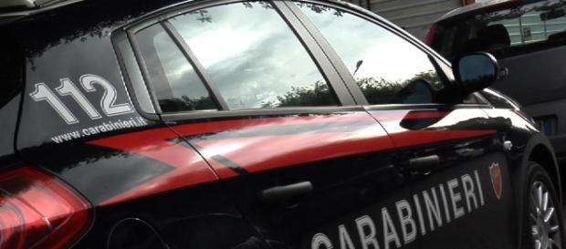 volante dei carabinieri parcheggiata volante dei carabinieri parcheggiata