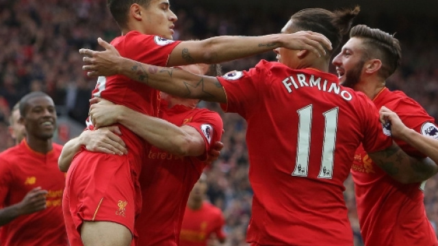 I giocatori del Liverpool festeggiano dopo un gol