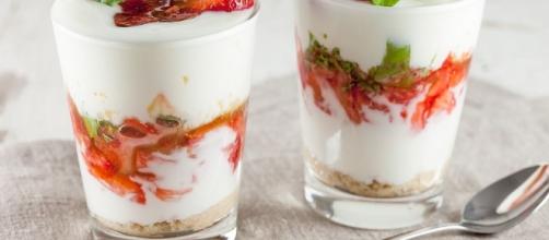 Strawberry yogurt dessert - ohmydish.com - ohmydish.com