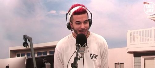 Sfera Ebbasta, classe 1992, ospite negli studi di Radio Deejay.