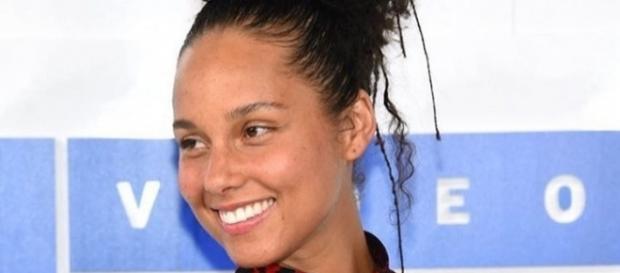 Alicia Keys decide por um visual mais comum e natural e não quer usar maquiagem Alicia Keys decide por um visual mais comum e natural e não quer usar maquiagem