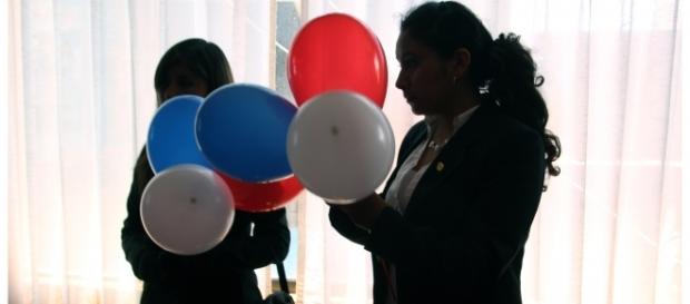 Des élèves de l'Alliance Française de Puno avant de défiler sur la Plaza de Armas Des élèves de l'Alliance Française de Puno avant de défiler sur la Plaza de Armas