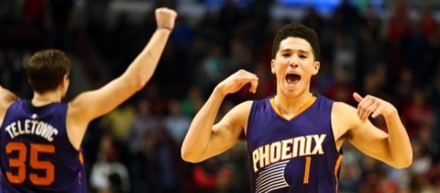 Devin Booker celebrando tras anotar un triple muy importante para su equipo. Devin Booker celebrando tras anotar un triple muy importante para su equipo.