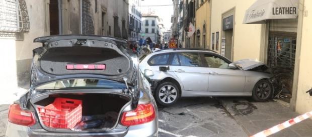Firenze, maxi carambola, coinvolte 3 auto Firenze, maxi carambola, coinvolte 3 auto