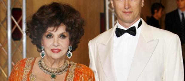 Javier Rigau sbugiarda Gina Lollobrigida da Barbara D'Urso Javier Rigau sbugiarda Gina Lollobrigida da Barbara D'Urso