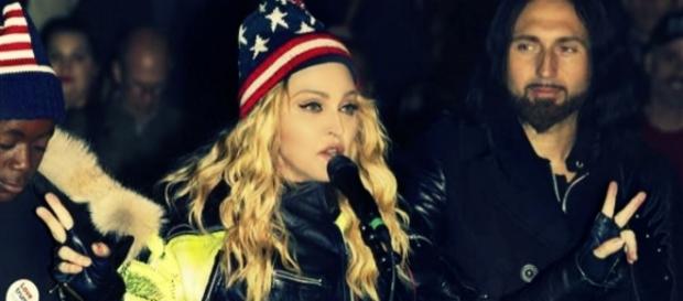 #Madonna sostiene in strada la campagna politica di #HillaryClinton. #BlastingNews #Madonna sostiene in strada la campagna politica di #HillaryClinton. #BlastingNews