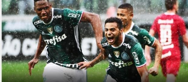 Na imagem Cleiton Xavier comemora gol da vitória sobre o Internacional Na imagem Cleiton Xavier comemora gol da vitória sobre o Internacional