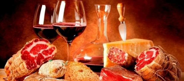 Pane, vino e salumi immersi nei colori caldi dell'autunno. Pane, vino e salumi immersi nei colori caldi dell'autunno.