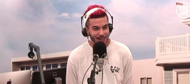 Sfera Ebbasta, classe 1992, ospite negli studi di Radio Deejay. Sfera Ebbasta, classe 1992, ospite negli studi di Radio Deejay.