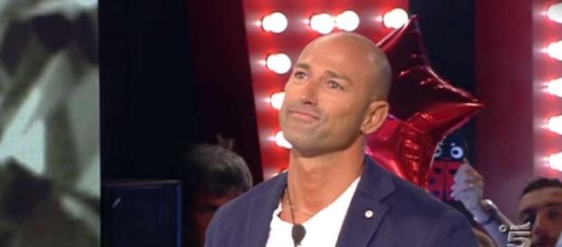 Stefano Bettarini sul trono di Uomini e Donne Stefano Bettarini sul trono di Uomini e Donne