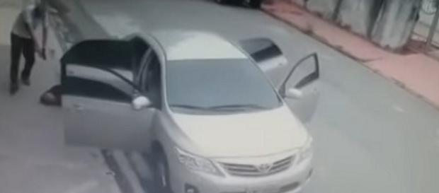 Vídeo mostra motorista do Uber matando bandidos durante assalto em São Paulo Vídeo mostra motorista do Uber matando bandidos durante assalto em São Paulo