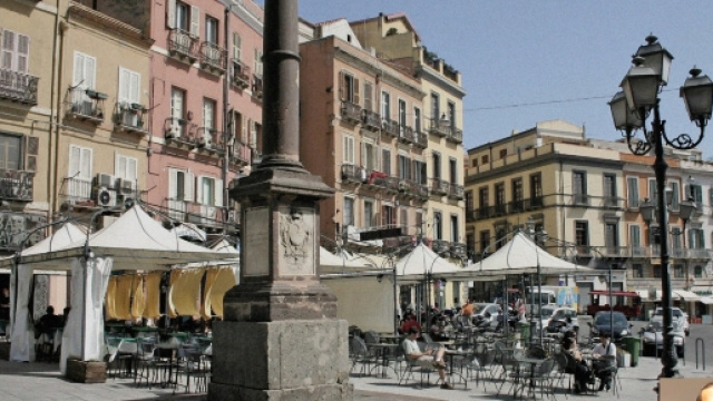 Giuseppe Aru, nella foto piccola in basso a destra, &egrave; stato arrestato in piazza Yenne dalla Polizia.