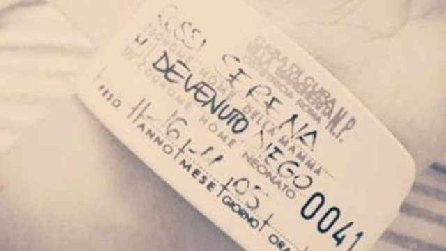 Il braccialetto che annuncia la nascita di Diego