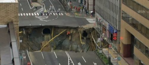 Giappone, strada crolla: voragine gigantesca