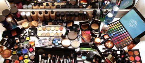 Ao usar vários produtos de maquiagem, você coloca vários produtos químicos na pele
