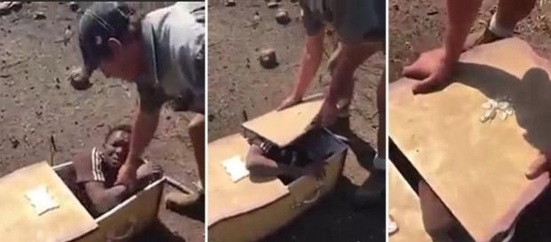 Africa de Sud - Un bărbat negru este amenințat cu moartea și forțat să intre într-un coșciug - Foto: captură YouTube Africa de Sud - Un bărbat negru este amenințat cu moartea și forțat să intre într-un coșciug - Foto: captură YouTube