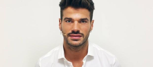 Bacio gay a Uomini e Donne: Claudio Bacio gay a Uomini e Donne: Claudio