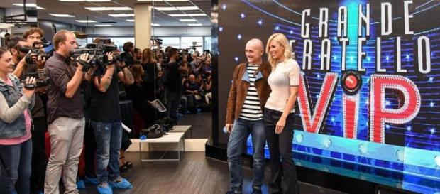 Biondissima e look vedo non vedo: Ilary Blasi presenta il Grande ... - corriere.it Biondissima e look vedo non vedo: Ilary Blasi presenta il Grande ... - corriere.it