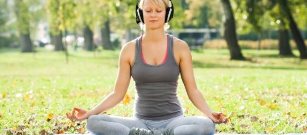 Imagem de mulher ouvindo a música de combate ao stress. Imagem de mulher ouvindo a música de combate ao stress.