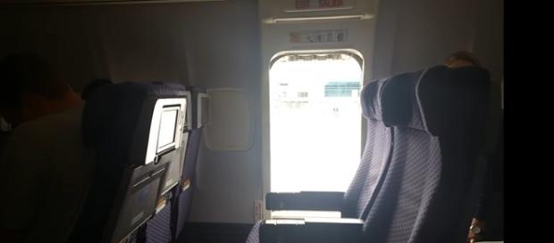 Imagem mostra porta do avião que teria sido aberta Imagem mostra porta do avião que teria sido aberta